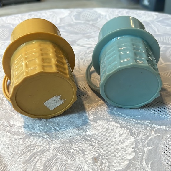 Vintage Mr. Peanut plastic mug/cup in blue and tan/yellow - Picture 4 of 7